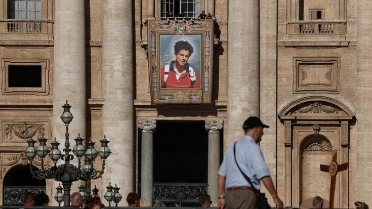 Vendesi reliquie laiche e religiose. Armani, l’élite diventa popolare