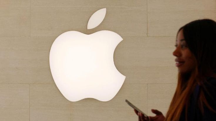 Apple va meglio delle attese, utile trimestrale a 42 miliardi: record di vendite dell’iPhone