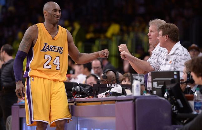 Basket, Kobe Bryant saluta mettendo a segno 60 punti