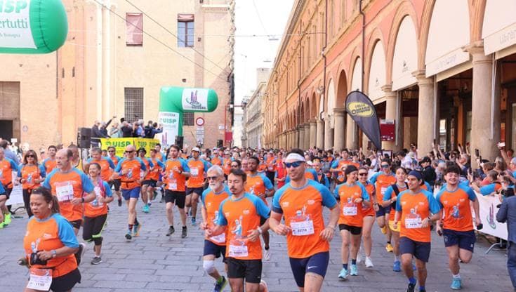 StraBologna domenica in centro: tre i percorsi. Viabilità, cosa succede: strade chiuse, bus deviati