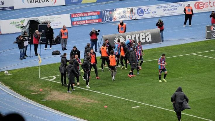 Catania, missione compiuta: batte 2-0 il Cosenza e tiene il passo del Benevento in vetta alla C