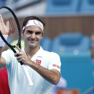 Tennis, Miami: Federer e Halep avanzano, eliminato Cecchinato