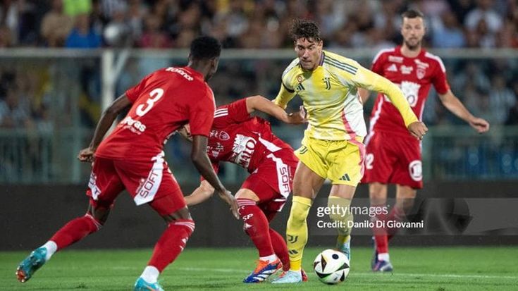 Juve, ancora tanti errori ma il carattere c’è: 2-2 con il Brest, in gol Vlahovic e Danilo