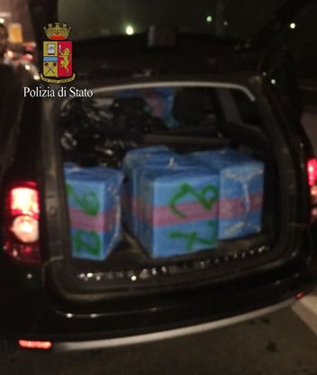 Milano, nel bagagliaio di due auto c'erano 400 chili di hashish: un milione di canne