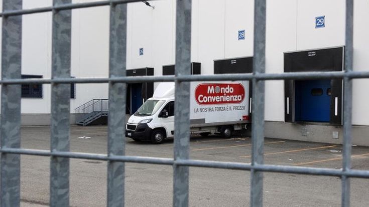 Rubano la cassaforte di Mondo Convenienza e seminano i carabinieri