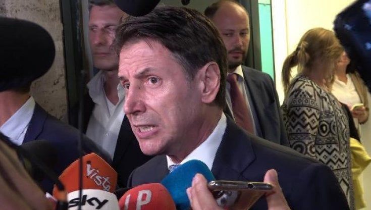 Lo zig zag di Conte, l’eterno indecisionista ridotto all’irrilevanza