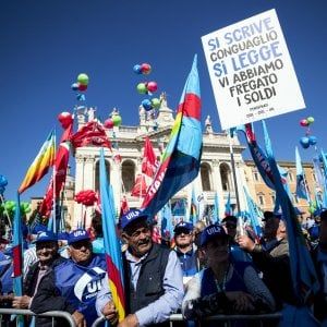 Roma, i pensionati scendono in piazza contro il governo: "Dateci retta"