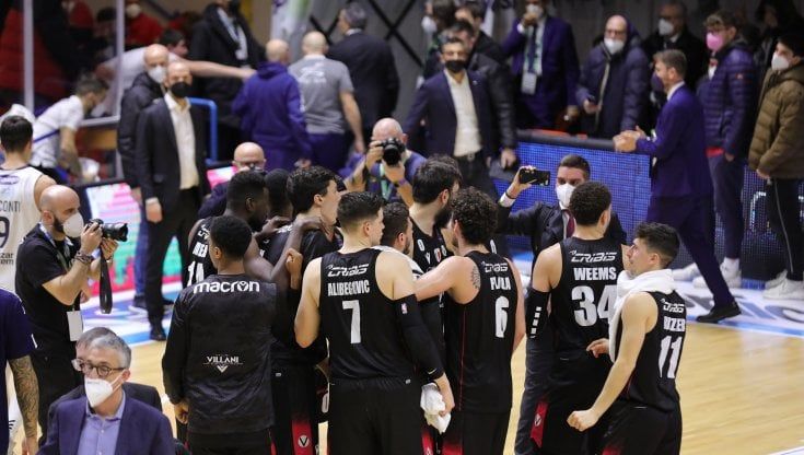 Basket, serie A: Virtus Bologna passa a Brindisi e aggancia Milano. Vincono Trieste e Trento