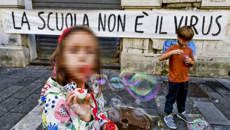  La ministra Azzolina scrive a De Luca: "Elementari e medie in classe"