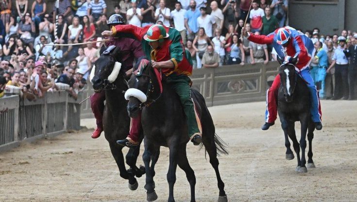 Palio di Siena rinviato a causa di un violento temporale. Ironia sui social per la presenza di Salvini
