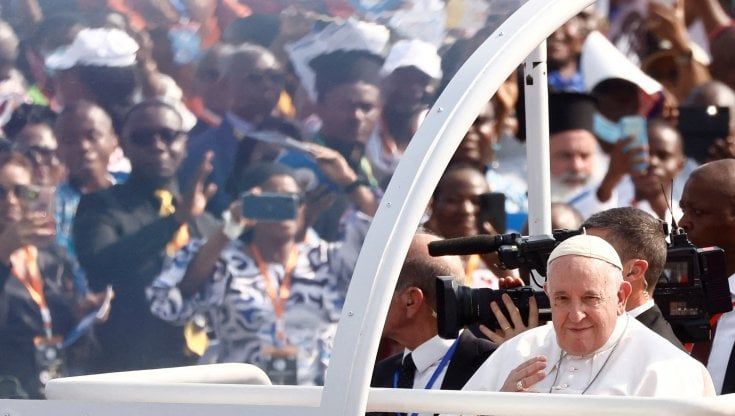 Papa Francesco celebra la messa in Congo davanti a un milione di persone: "In un mondo scoraggiato da guerra e violenza i cristiani mostrino la via della pace"