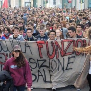 Studenti in piazza contro il decreto scuola. Cortei e manifestazioni in 70 citt&agrave; italiane