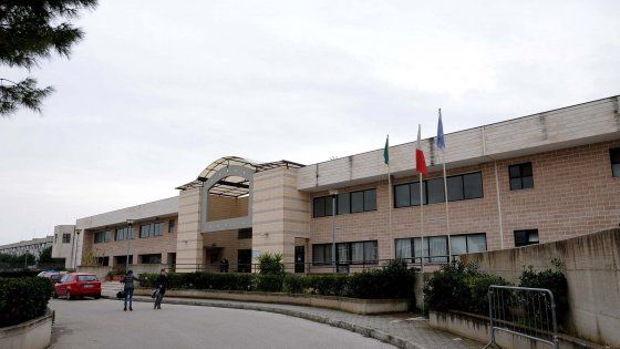 Bari, alunne in ritardo per vedere i fidanzati: impronte digitali per entrare e sms a casa in diretta