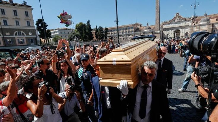 Michela Murgia, i funerali a Roma. Il messaggio di Chiara Valerio tra lacrime e sorrisi. Saviano: "Gli ultimi giorni sono stati dolorosissimi"