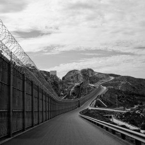 Il muro di Trump costa caro a LafargeHolcim: Parigi sospende gli acquisti per la sabbia della Senna