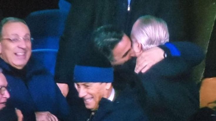 Napoli-Juve, De Laurentiis bacia il segretario di Manfredi dopo il gol di Kvaratskhelia