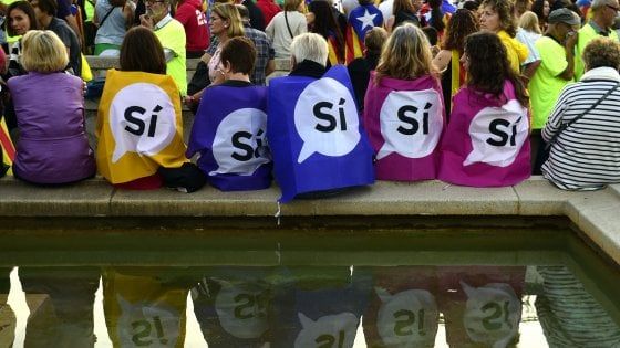 Referendum Catalogna, Guardia civil blocca il centro raccolta voti. Barcellona: "Voteremo lo stesso"
