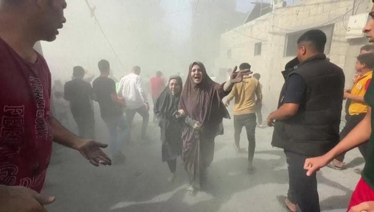 Gaza, l' attacco al campo profughi di Khan Younis