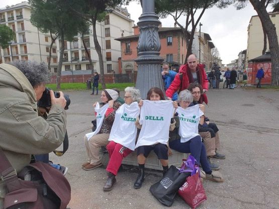 Firenze, no all'abbattimento dei pini di piazza della Vittoria: continua la protesta dei residenti