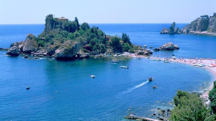 L’estate infinita di Sicilia regala turisti fuori stagione ma scatta il caro traghetti