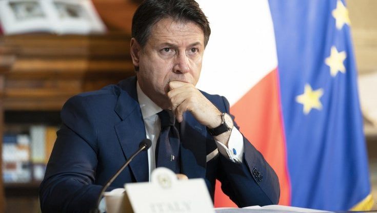 Crisi di governo, il Pd: "L'Italia paga un prezzo immenso. In Parlamento ognuno si assuma responsabilità". Udc si sfila. Renzi: "Non hanno i numeri"