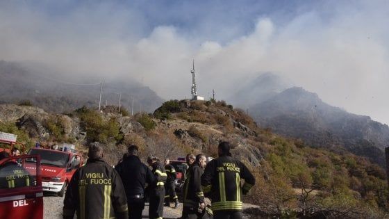 Valsusa, in salvo i pompieri isolati tra le fiamme. Borgate evacuate, scuole chiuse a Locana