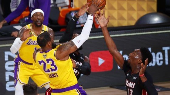 Basket, Finals Nba: LeBron più Davis, i Lakers battono Miami e "vedono" il titolo