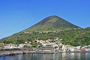 Salina, la giunta si aumenta lo stipendio<br />nell'isola che moltiplica le spese per tre