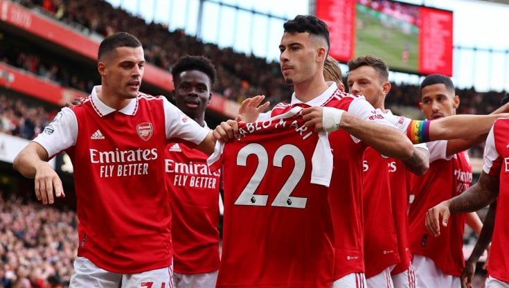 Premier, l'Arsenal risponde al City e si riprende la vetta: 5-0 al Nottingham Forest e omaggio a Pablo Marì. Lo United batte il West Ham