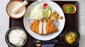 Giri l’angolo a Düsseldorf e ti ritrovi a Tokyo, tra ramen, soba tirati a mano e tè matcha