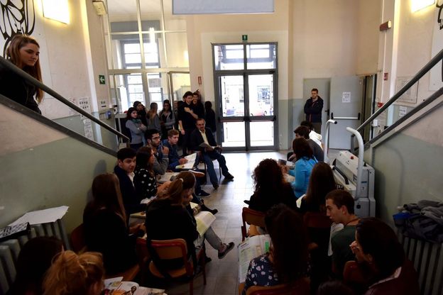 Lezione nell'atrio per protesta al Regina Margherita