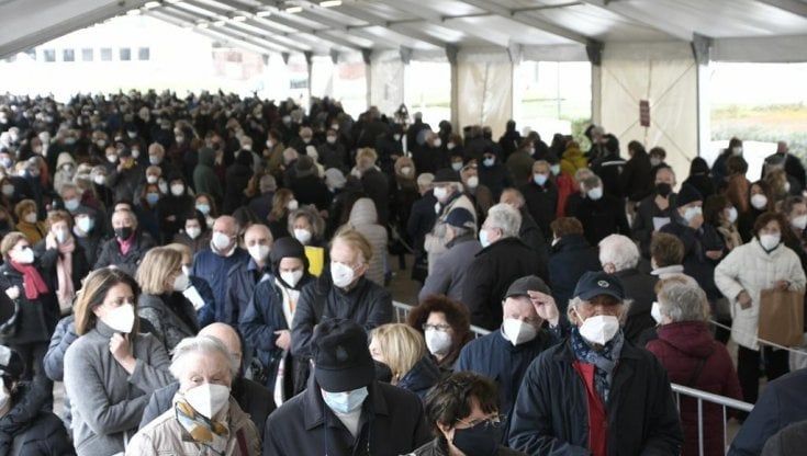 Vaccini, tremila persone in fila a Napoli: in molti rifiutano AstraZeneca
