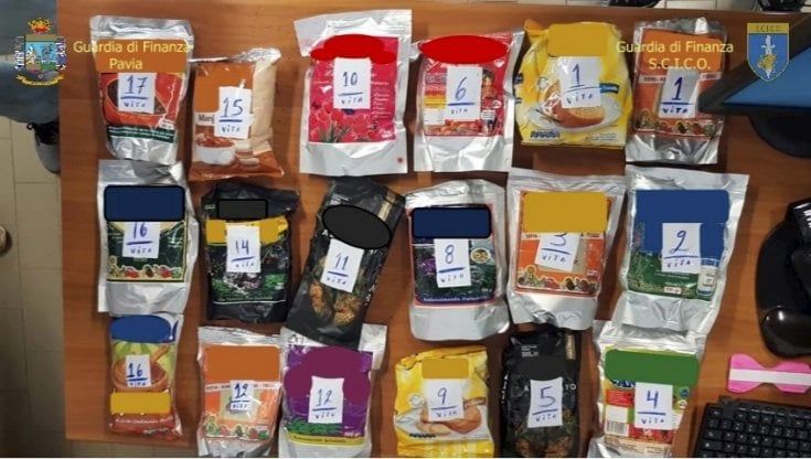 Pavia, cocaina dal Perù destinata alla 'ndrangheta estratta da valigie e libri con la complicità di alcuni chimici: 15 arresti