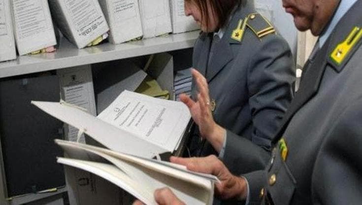 Prosecco, fiori e lavori in casa in cambio di appalti: così in Salento il patto sindaci-imprenditori