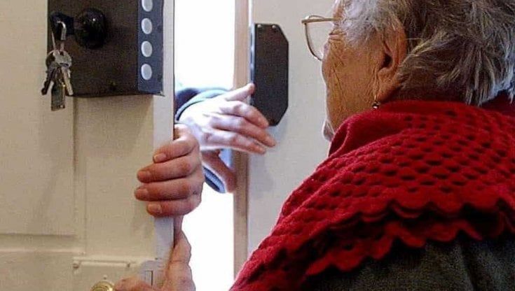 Truffe agli anziani: convincono una donna a farsi aprire la cassaforte e le rubano 30 mila euro e i gioielli