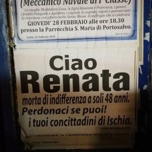Ischia, messaggi per la senzatetto morta di freddo: "Perdonaci se puoi"