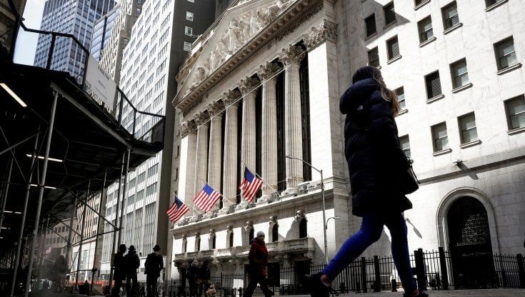 Le Borse di oggi, 13 marzo. Il caso Svb fa crollare le banche. L'Europa brucia 291 miliardi, Milano -4%. Wall Street tiene
