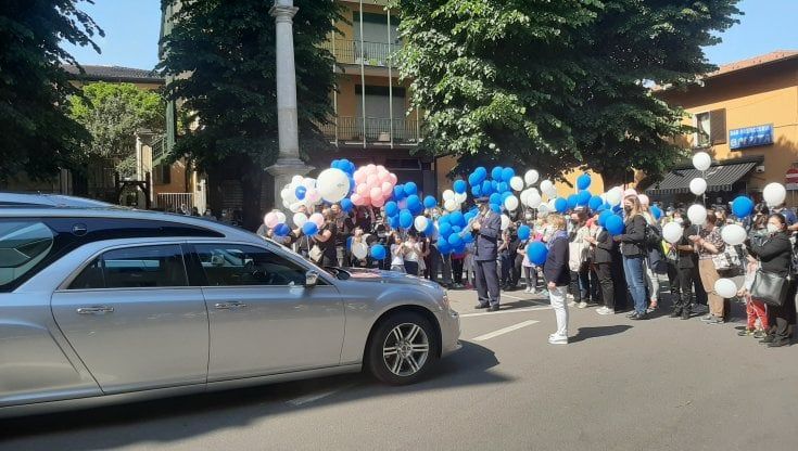 Tragedia del Mottarone, oltre 100 persone per l'ultimo saluto a Vittorio, Elisabetta e al piccolo Mattia: "Fateci una carezza dal cielo"