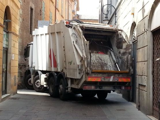 Sassuolo-Stella Rossa: città blindata con i camion dei rifiuti
