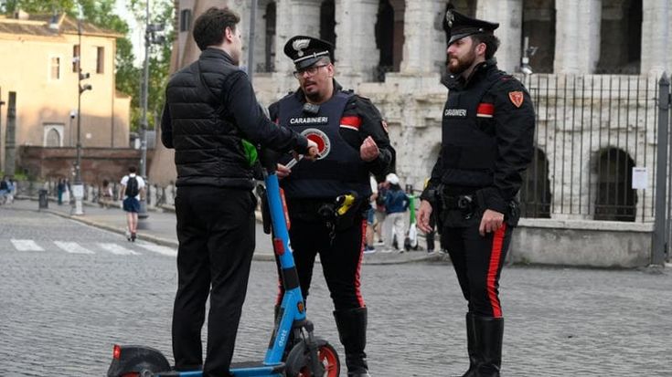 Monopattini, scattano le multe: “Non si circola più senza targa”. Sanzioni a romani e turisti