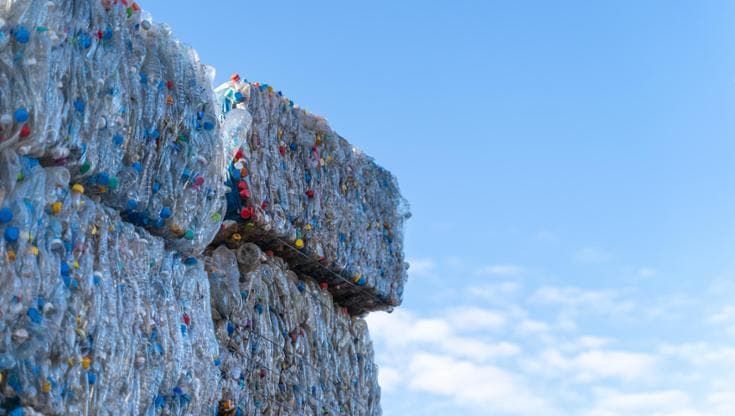 Gestire i rifiuti costa di più: +1,7% nel 2025