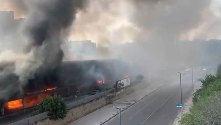 Napoli, vasto incendio distrugge campo rom di Gianturco