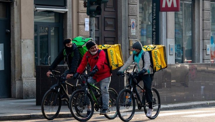 Maxi-indagine sui rider a Milano, obbligo di assumerne 60mila e multe sulla mancata sicurezza per 733 milioni alle società. Greco: "Non sono schiavi ma cittadini"
