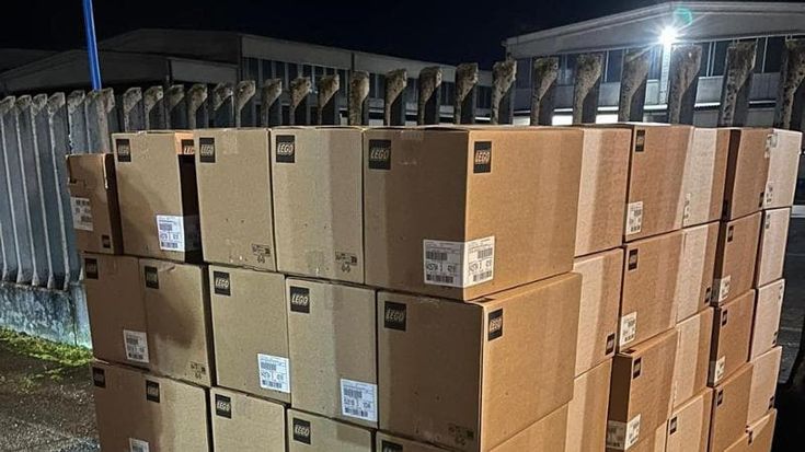 Tentano di rubare 200 scatoloni di Lego dal valore di 20 mila euro: furto sventato dai carabinieri
