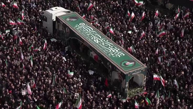 Teheran, migliaia di persone in piazza per i funerali dei vertici militari uccisi da Israele e Usa