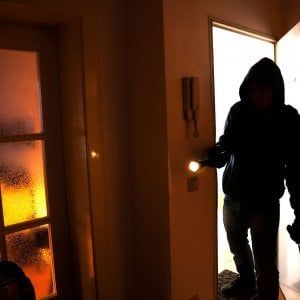 Lecce, una 83enne trova ladro in casa e si sente male: lui la soccorre e poi scappa 
