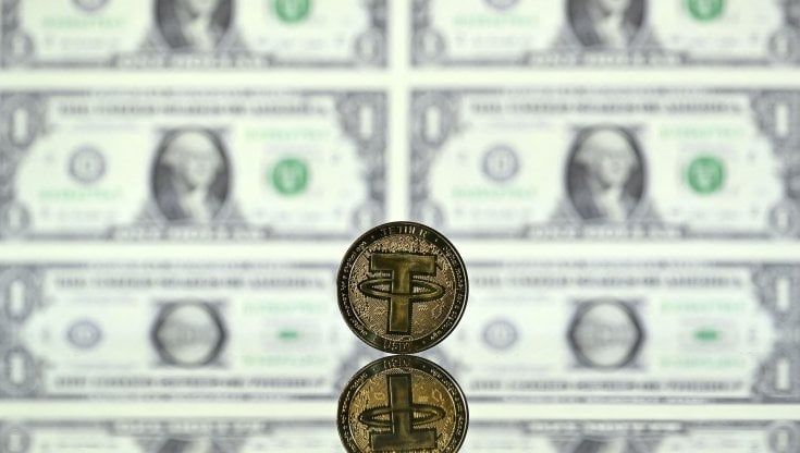 Le Borse di oggi, 12 maggio. L'inflazione Usa preoccupa, i listini Ue chiudono in rosso ma contengono i danni. Scende ancora lo spread