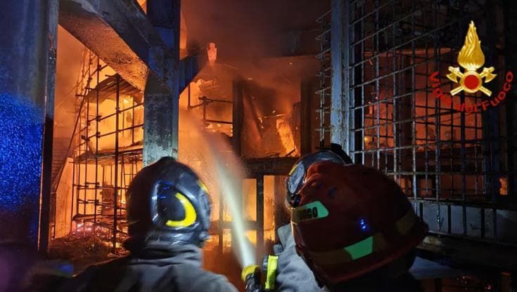 Gravissimo incendio nella zona industriale di Catania, evacuata la StMicroelectronics