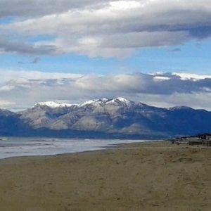 Cadavere di donna in spiaggia a Mondragone