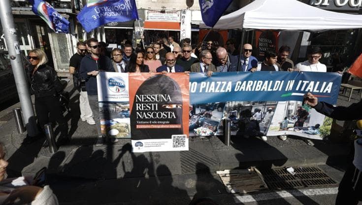 FdI contro il velo islamico, botta e risposta a Napoli: “Fascisti”, “comunisti”
